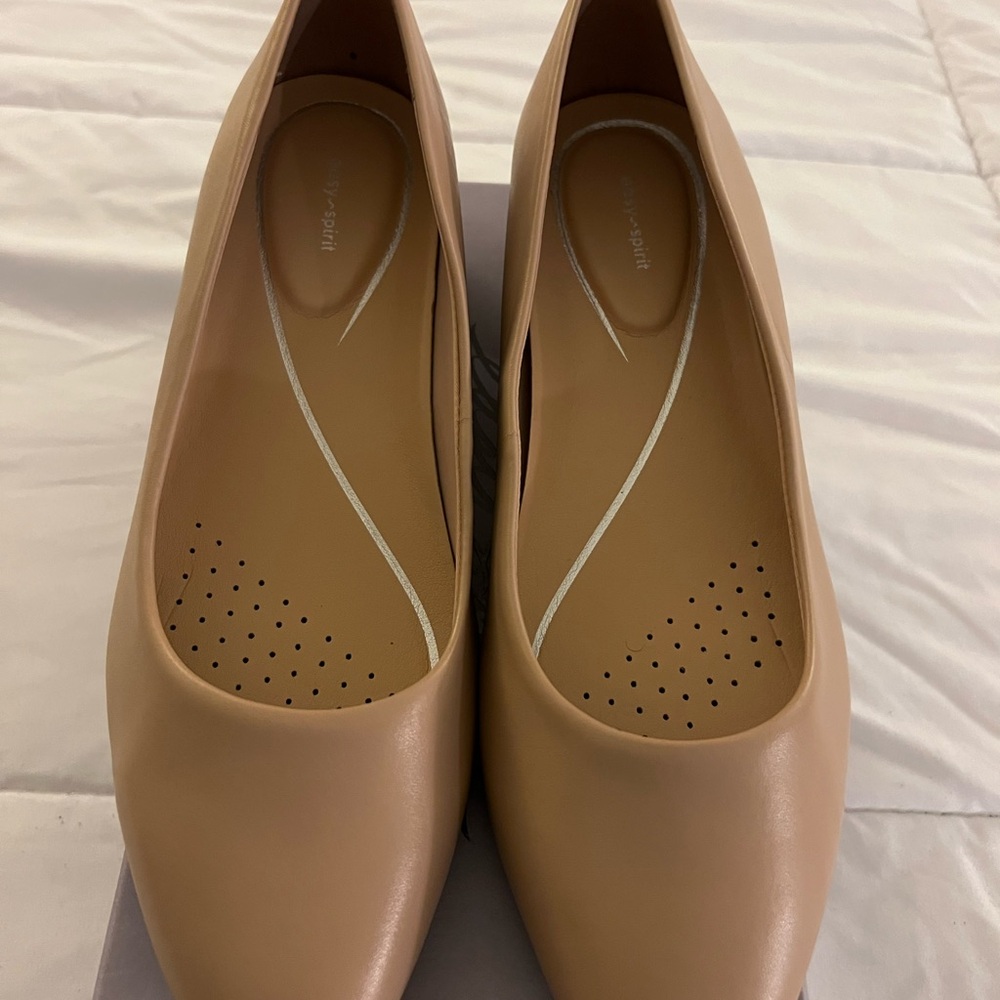 Easy Spirit flats; never worn, original box, no pets/no smoking. Ready to ship!